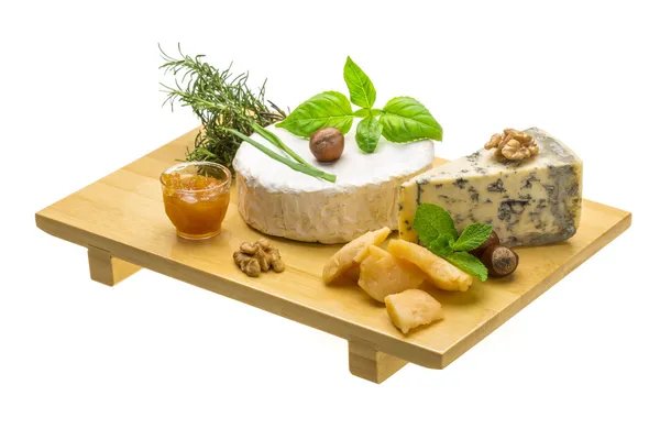 Rozmanité sýr - brie, dor modré a tvrdé starý žlutý sýr — Stock fotografie