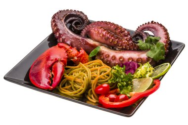 Ahtapot ve ıstakoz bacak ile deniz ürünleri makarna