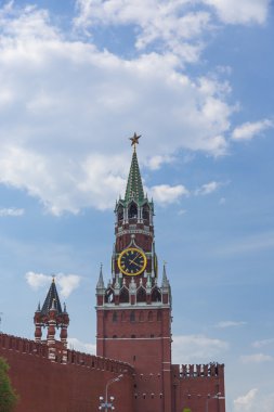 işçinin kule kırmızı kare üzerinde