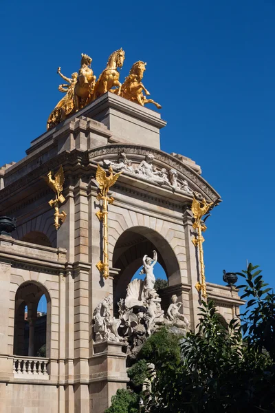 Fontana del lago del parco ciutadella di Barcellona con quadriga dorata di Aurora — Foto Stock