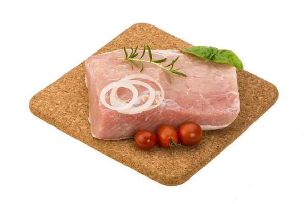 Syrové vepřové maso s cibulí, bazalkou a rozmarýnem — Stock fotografie