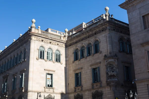 Fachadas de edifícios de grande interesse arquitetônico na cidade de Barcelona — Fotografia de Stock