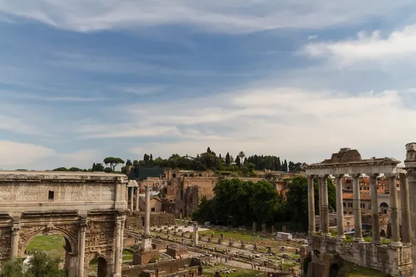 Bina kalıntıları ve antik sütunlar, Roma, İtalya