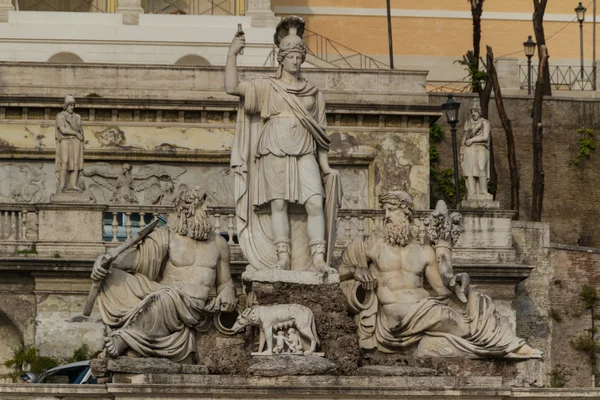 Sochy a kašny na náměstí piazza del popolo — Stock fotografie