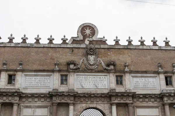 Rome, Italy. Famous Porta del Popolo city gate. — Stock Photo, Image