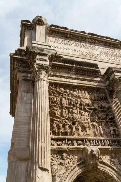 Edificio de ruinas y antiguas columnas en Roma, Italia — Foto de Stock