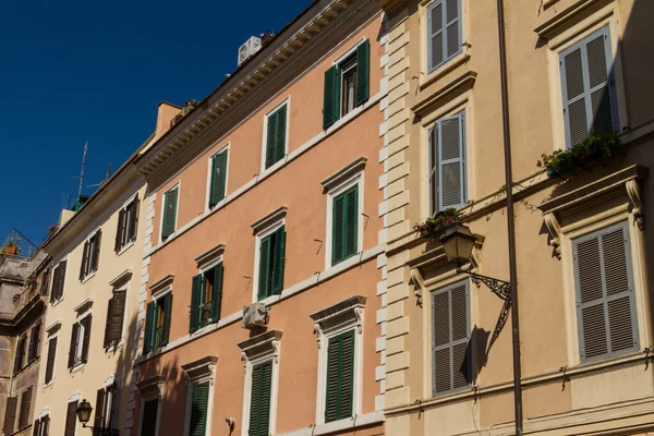 Roma, Itália. Detalhes arquitetônicos típicos da cidade velha — Fotografia de Stock