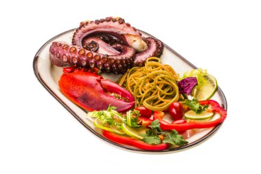 Ahtapot ve ıstakoz bacak ile deniz ürünleri makarna