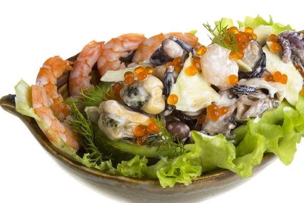 Salada de frutos do mar com caviar vermelho em abacate — Fotografia de Stock