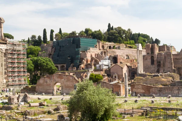 Byggnaden ruiner och antika kolonner i Rom, Italien — Stockfoto