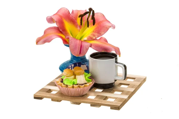 Coffee with cupcake and lilly flower — Stock Photo, Image