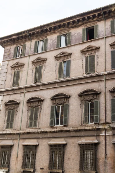 Roma, Itália. Detalhes arquitetônicos típicos da cidade velha — Fotografia de Stock