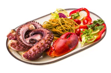 Ahtapot ve ıstakoz bacak ile deniz ürünleri makarna