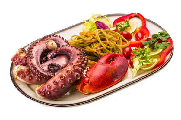 Ahtapot ve ıstakoz bacak ile deniz ürünleri makarna