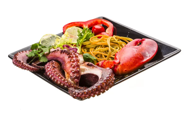 Ahtapot ve ıstakoz bacak ile deniz ürünleri makarna