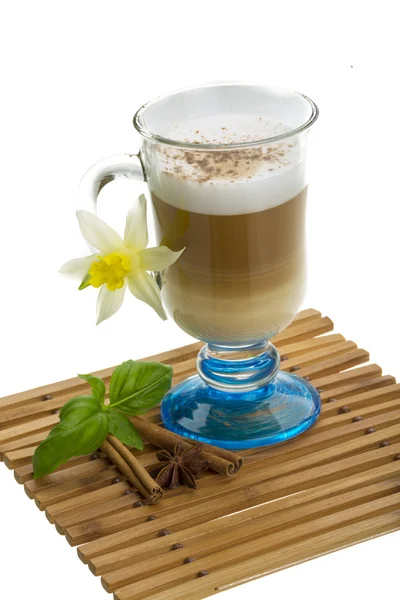 Kaffee spät mit Blüte, Minze, Sternanis und Zimt — Stockfoto