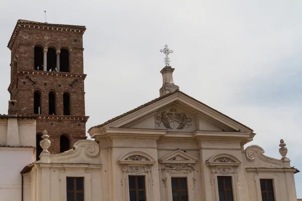 Rome, Italië. Tibereiland (isola tibertina), uitzicht op de basiliek van st. Bartholomeüs op het eiland. Ripa district. — Stockfoto