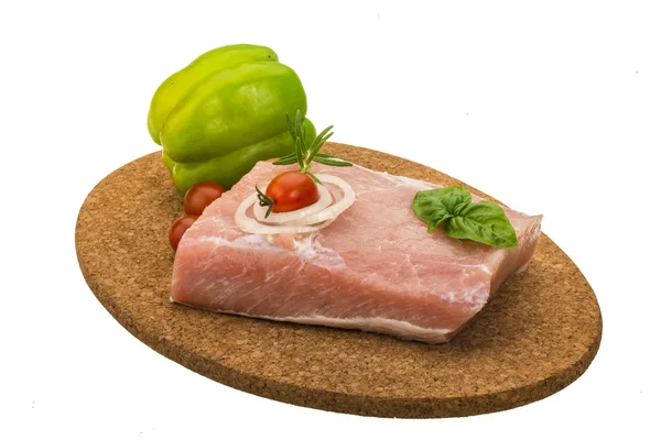Soğan, fesleğen ve biberiye ile çiğ domuz eti — Stok fotoğraf