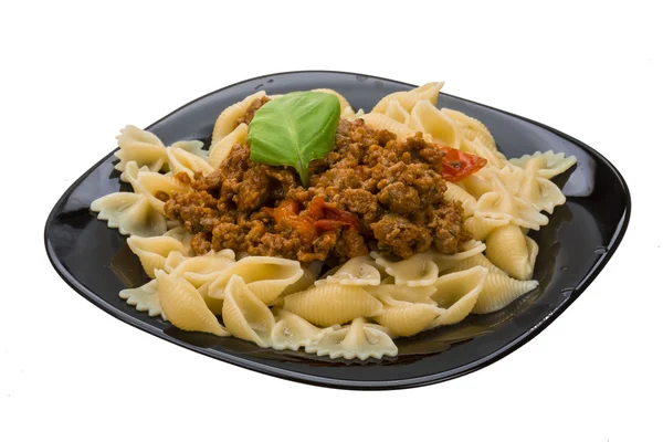 Bolognese Nudeln mit Basilikum isoliert — Stockfoto