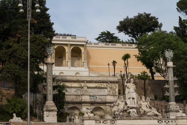 彫刻とポポロ広場の噴水。ピンチョ公園、ローマ、イタリア — ストック写真