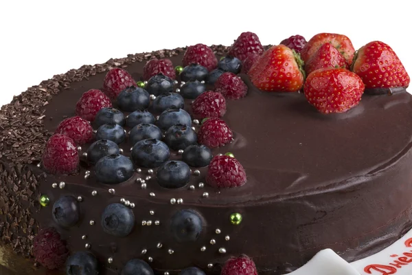 Schokoladenmousse-Kuchen mit Beeren — Stockfoto