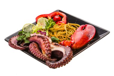 Ahtapot ve ıstakoz bacak ile deniz ürünleri makarna