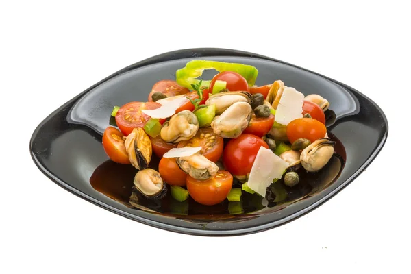 Ensalada con mejillones y tomate —  Fotos de Stock