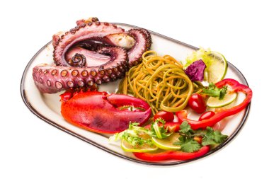 Ahtapot ve ıstakoz bacak ile deniz ürünleri makarna