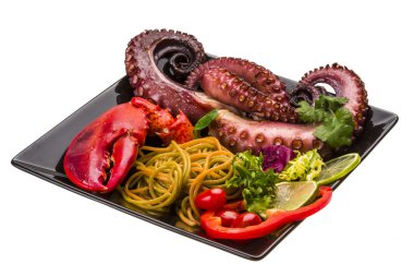 Ahtapot ve ıstakoz bacak ile deniz ürünleri makarna
