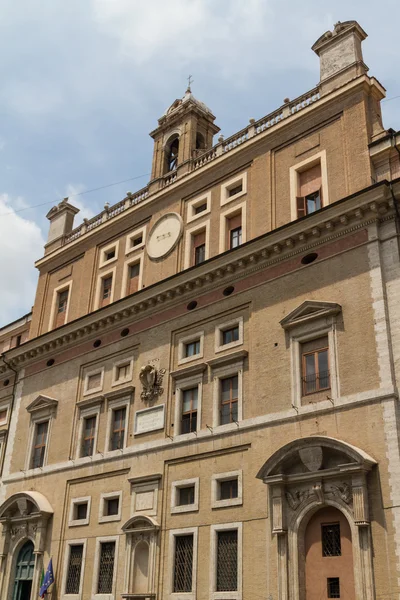 Roma, Itália. Detalhes arquitetônicos típicos da cidade velha — Fotografia de Stock