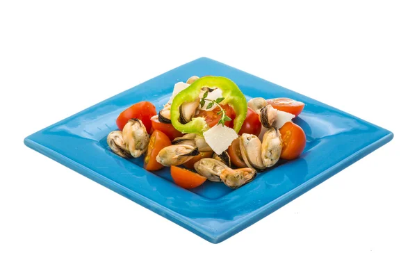 Salat mit Muscheln und Tomaten — Stockfoto