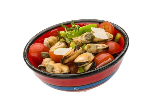 Ensalada con mejillones y tomate —  Fotos de Stock