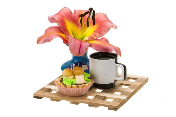 Kahve ile kek ve lilly flower — Stok fotoğraf