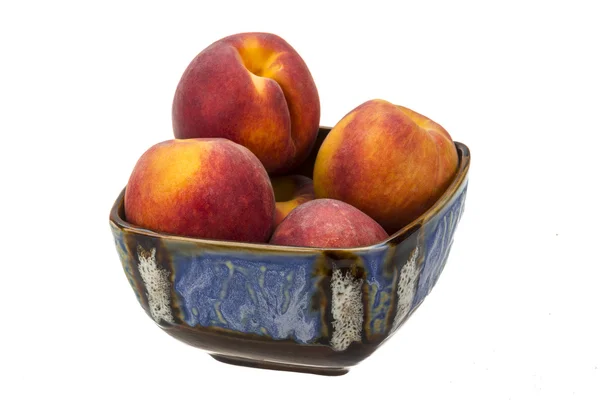 Яркие спелые персики — стоковое фото
