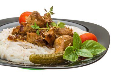 domuz eti ve otlar ile pirinç noodle