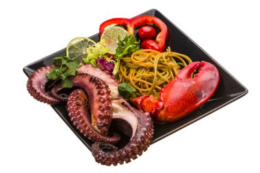 Ahtapot ve ıstakoz bacak ile deniz ürünleri makarna