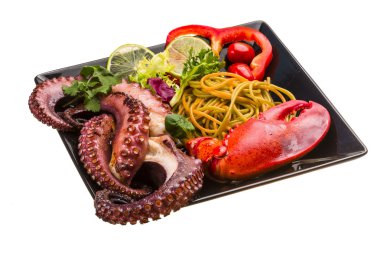 Ahtapot ve ıstakoz bacak ile deniz ürünleri makarna