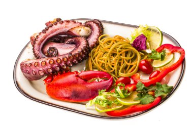 Ahtapot ve ıstakoz bacak ile deniz ürünleri makarna