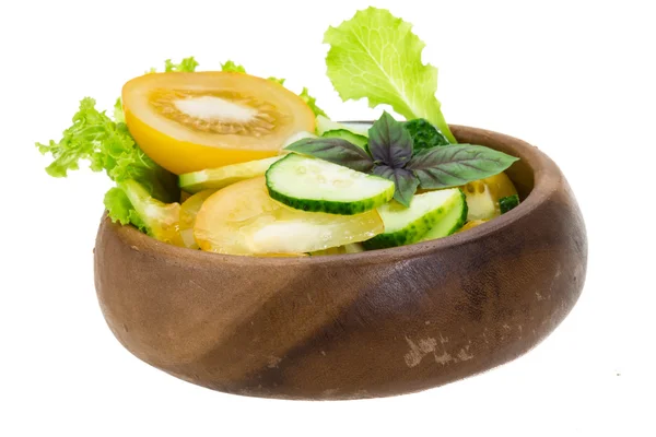 Salade met tomaat, cucmber en basilicum — Stockfoto
