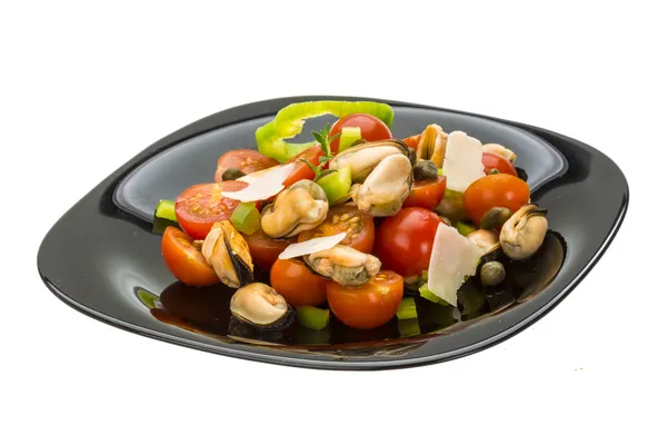 Salad with mussels and tomato — Stock Photo, Image