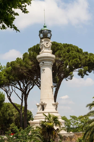 Pequeño faro entre los árboles en Roma, Italia —  Fotos de Stock