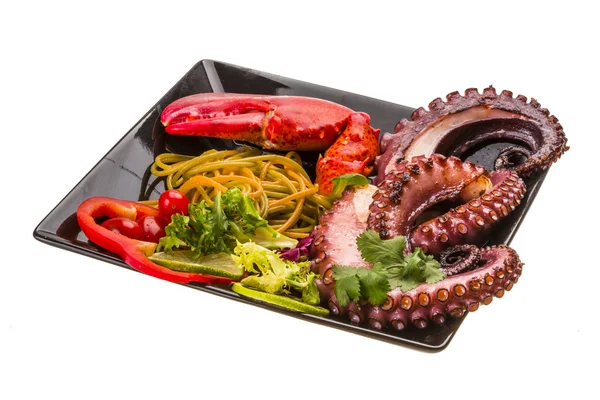 Ahtapot ve ıstakoz bacak ile deniz ürünleri makarna — Stok fotoğraf