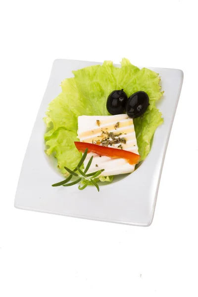 М'який сир на салаті з оливками — стокове фото