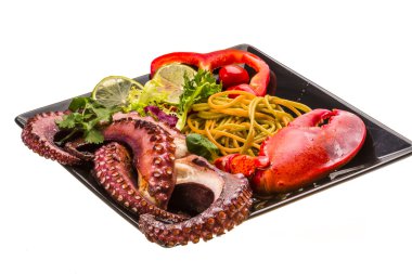Ahtapot ve ıstakoz bacak ile deniz ürünleri makarna