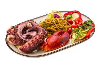 Ahtapot ve ıstakoz bacak ile deniz ürünleri makarna