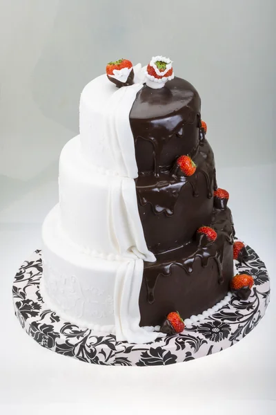 Grand gâteau de mariage — Photo