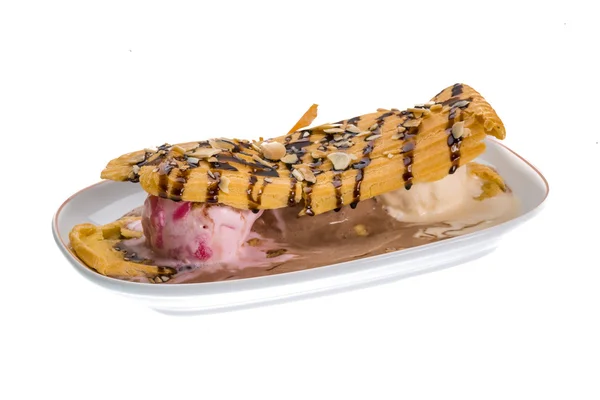 Helado con eclair —  Fotos de Stock