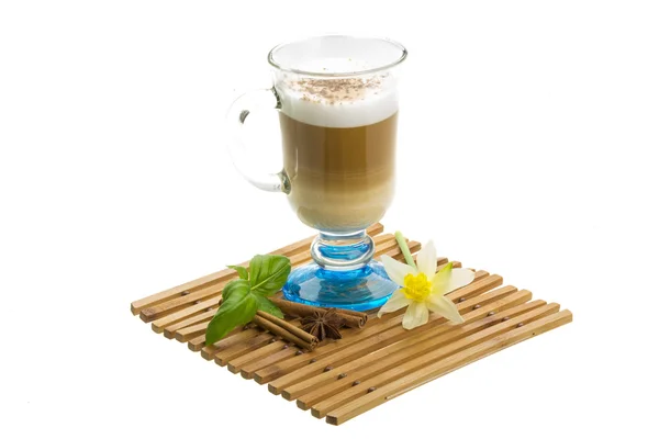 Kaffee spät mit Blüte, Minze, Sternanis und Zimt — Stockfoto