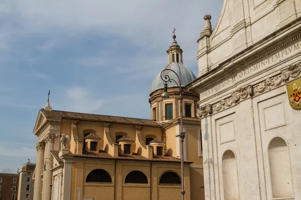 Stor kyrka i centrala Rom, Italien. — Stockfoto