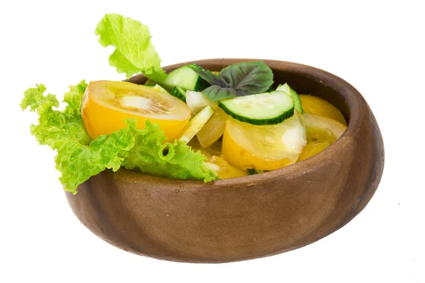 Salat mit Tomaten, Gurken und Basilikum — Stockfoto